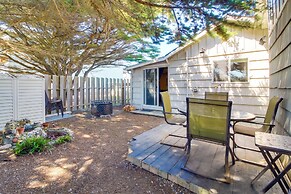 Bandon Home w/ Patio, Steps to South Jetty Park