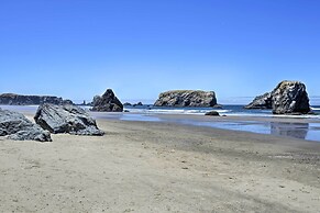 Bandon Home w/ Patio, Steps to South Jetty Park
