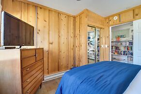 Bandon Home w/ Patio, Steps to South Jetty Park