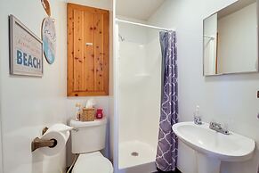 Bandon Home w/ Patio, Steps to South Jetty Park