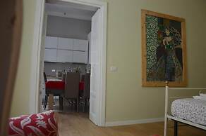 Luxury Three Bedroom Flat in Rome Center