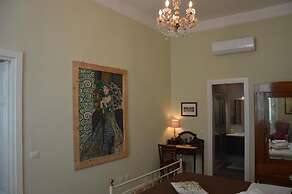 Luxury Three Bedroom Flat in Rome Center