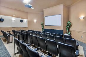 4 Mi to Disney World: Kissimmee Resort Retreat!