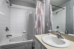 4 Mi to Disney World: Kissimmee Resort Retreat!