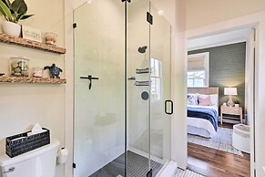 1 Mi to Beach: Coastal Cottage in Galveston