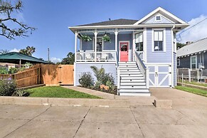 1 Mi to Beach: Coastal Cottage in Galveston