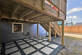 1 Mi to Beach: Coastal Cottage in Galveston