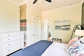 1 Mi to Beach: Coastal Cottage in Galveston