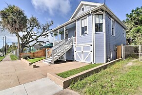 1 Mi to Beach: Coastal Cottage in Galveston