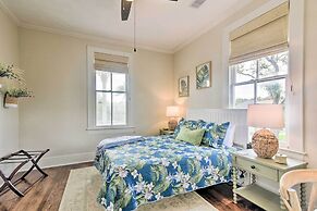 1 Mi to Beach: Coastal Cottage in Galveston