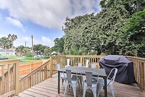 1 Mi to Beach: Coastal Cottage in Galveston