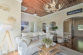 1 Mi to Beach: Coastal Cottage in Galveston