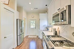 1 Mi to Beach: Coastal Cottage in Galveston