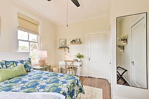 1 Mi to Beach: Coastal Cottage in Galveston