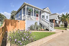 1 Mi to Beach: Coastal Cottage in Galveston