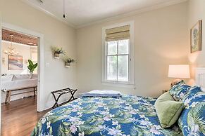 1 Mi to Beach: Coastal Cottage in Galveston