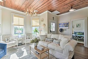 1 Mi to Beach: Coastal Cottage in Galveston