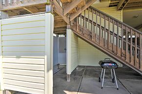 Beachfront Getaway w/ Deck & Views in Galveston