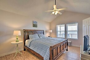 Beachfront Getaway w/ Deck & Views in Galveston