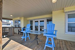 Beachfront Getaway w/ Deck & Views in Galveston