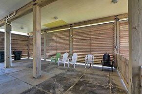 Beachfront Getaway w/ Deck & Views in Galveston