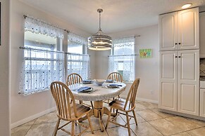 Beachfront Getaway w/ Deck & Views in Galveston