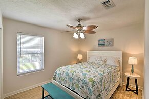 Beachfront Getaway w/ Deck & Views in Galveston