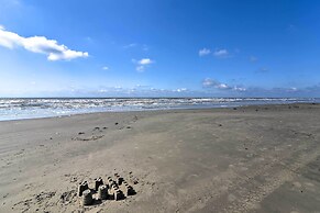 Beachfront Getaway w/ Deck & Views in Galveston