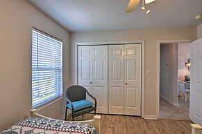 Beachfront Getaway w/ Deck & Views in Galveston