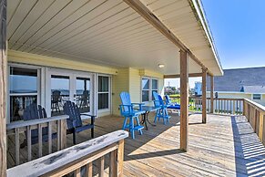 Beachfront Getaway w/ Deck & Views in Galveston