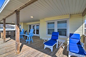 Beachfront Getaway w/ Deck & Views in Galveston