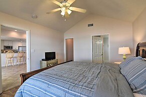 Beachfront Getaway w/ Deck & Views in Galveston