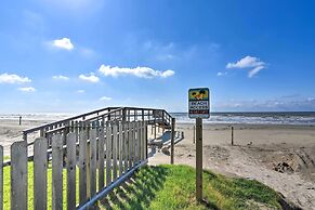 Beachfront Getaway w/ Deck & Views in Galveston