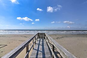 Beachfront Getaway w/ Deck & Views in Galveston