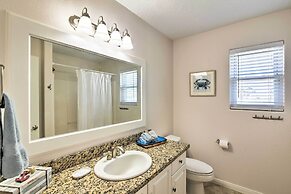 Beachfront Getaway w/ Deck & Views in Galveston