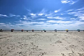 Walk to Beach: Home in Galveston!