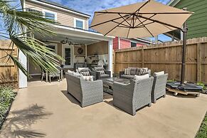 Walk to Beach: Home in Galveston!