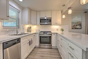 Walk to Beach: Home in Galveston!