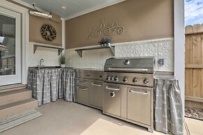 Walk to Beach: Home in Galveston!