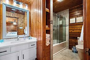 Lakefront Cabin + Guest House Near Granbury Square