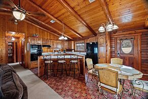 Lakefront Cabin + Guest House Near Granbury Square