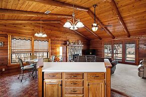 Lakefront Cabin + Guest House Near Granbury Square