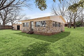 Lakefront Cabin + Guest House Near Granbury Square