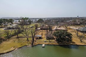 Lakefront Cabin + Guest House Near Granbury Square