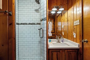 Lakefront Cabin + Guest House Near Granbury Square