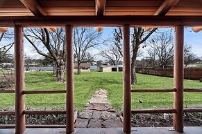 Lakefront Cabin + Guest House Near Granbury Square