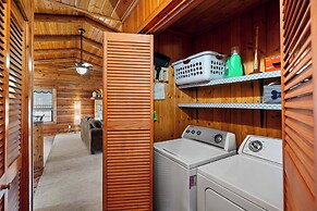 Lakefront Cabin + Guest House Near Granbury Square