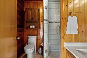 Lakefront Cabin + Guest House Near Granbury Square