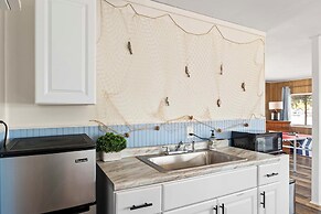 Lakefront Cabin + Guest House Near Granbury Square