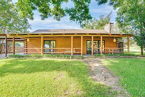 Lakefront Cabin + Guest House Near Granbury Square